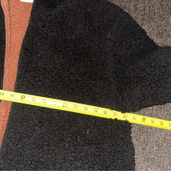 URBAN OUTFITTERS Black and Brown Teddy Oversized
Open Hoodie Pockets Size XS/S - Picture 7 of 12